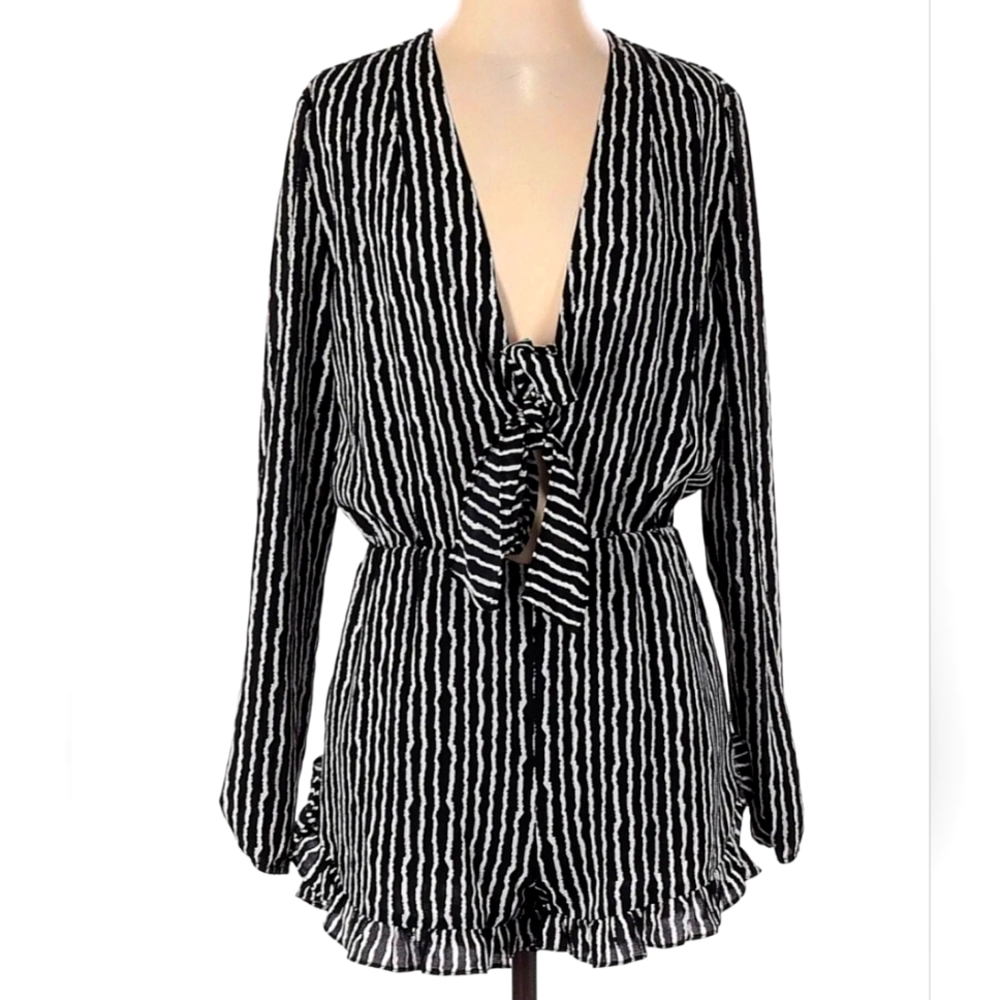 Papaya | Long Sleeve Romper Black & White Striped Ruffle Shorts Size Large